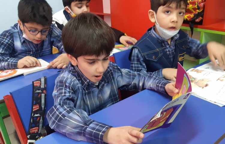 کتابخوانی دانش آموزان پایه اول دبستان 2