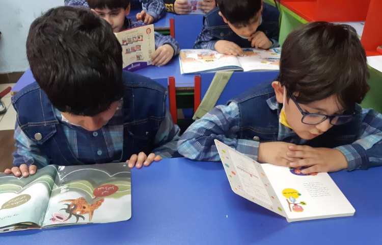 کتابخوانی دانش آموزان پایه اول دبستان 3