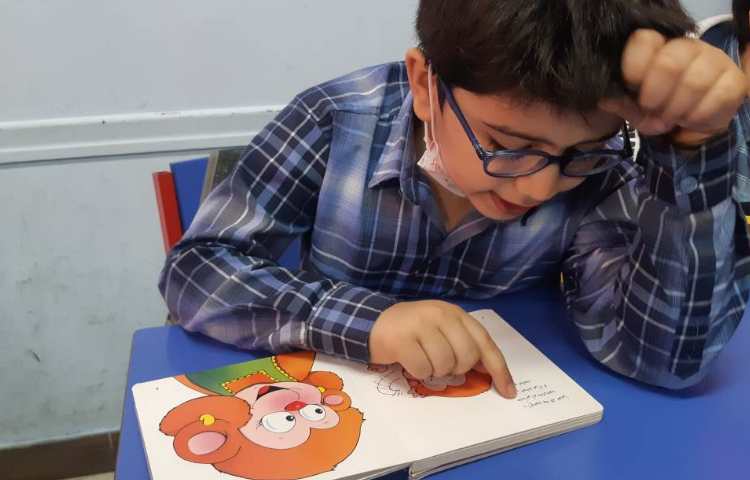 کتابخوانی دانش آموزان پایه اول دبستان 6