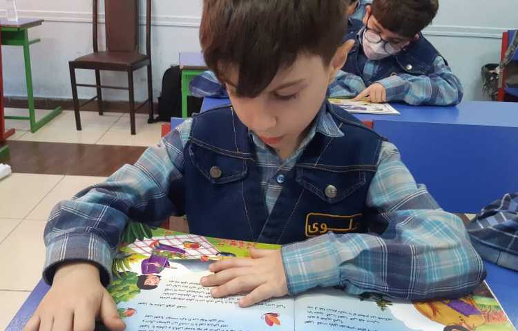کتابخوانی دانش آموزان پایه اول دبستان 7