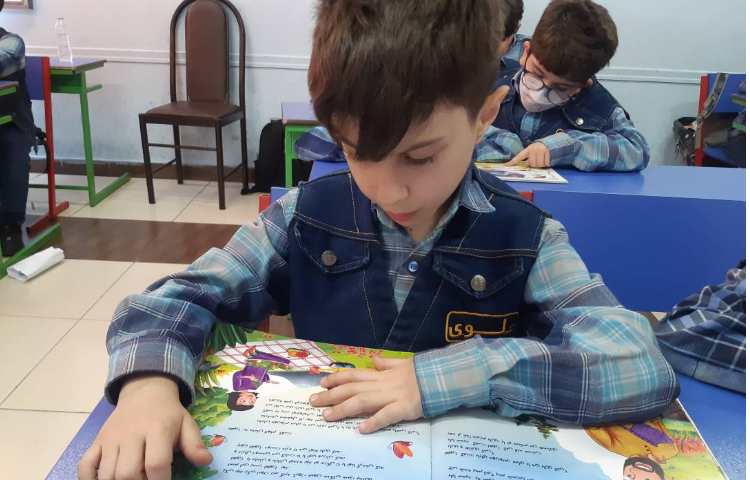 کتابخوانی دانش آموزان پایه اول دبستان