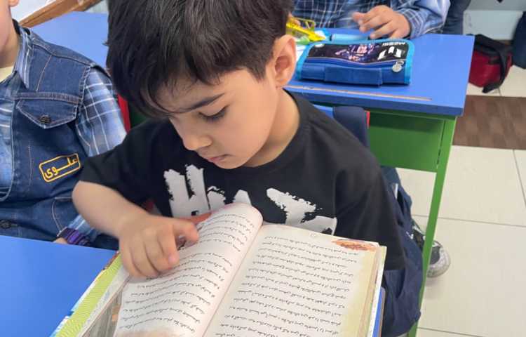 کتابخوانی دانش آموزان پایه دوم دبستان 2
