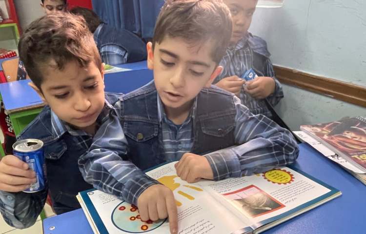 کتابخوانی دانش آموزان پایه دوم دبستان 4