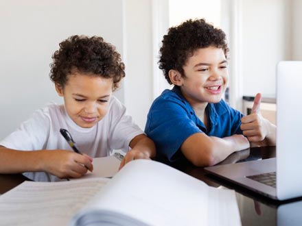 مطالعه کتاب برای کودک با کتاب‌های الکترونیکی یا چاپی؟