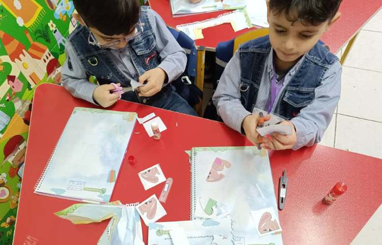 کتاب نوشتاری(برش با قیچی و درست کردن پازل و چسباندن) 2