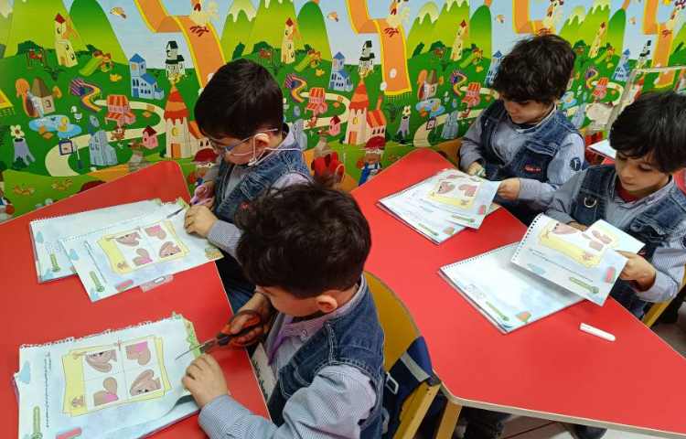 کتاب نوشتاری(برش با قیچی و درست کردن پازل و چسباندن) 3