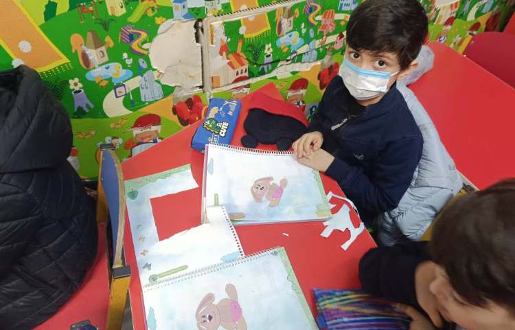 کتاب نوشتاری: به کمک قیچی شکل مورد نظر را برش زدند و پازل درست کردند. 1