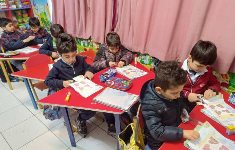 کتاب نوشتاری: به کمک قیچی شکل مورد نظر را برش زدند و پازل درست کردند. 2