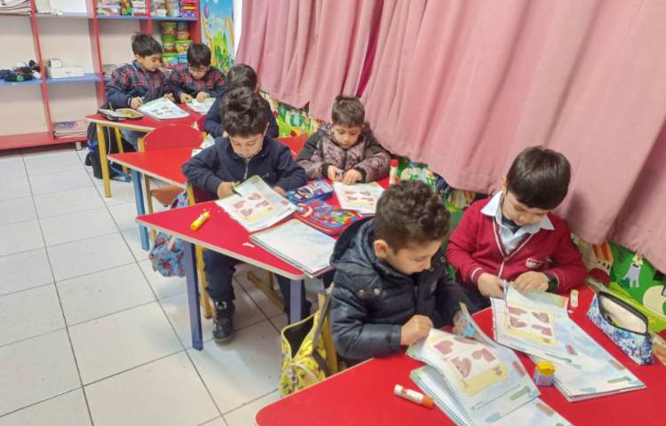 کتاب نوشتاری: به کمک قیچی شکل مورد نظر را برش زدند و پازل درست کردند. 3