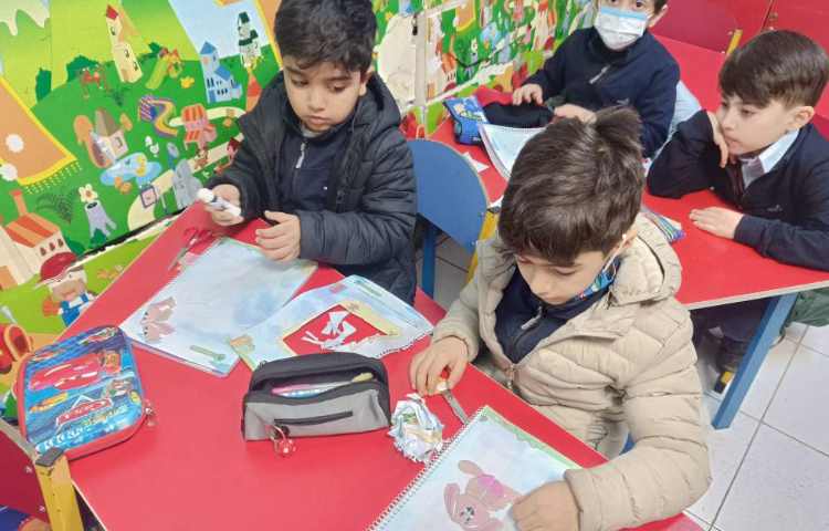 کتاب نوشتاری: به کمک قیچی شکل مورد نظر را برش زدند و پازل درست کردند. 4