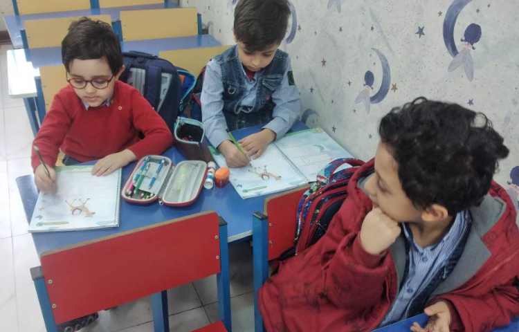 کتاب نوشتاری همراه با تمرین به روی تخته 1