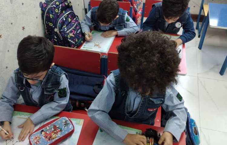 کتاب نوشتاری همراه با تمرین به روی تخته