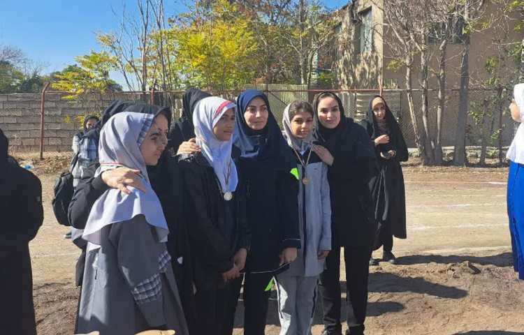 کسب مقام دوم در مسابقات دو و میدانی منطقه 13 3