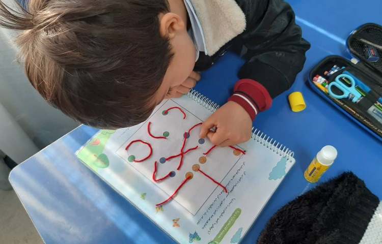 کشیدن انواع خطوط با چسباندن کاموا در جهت تقویت مهارت دست ورزی 1