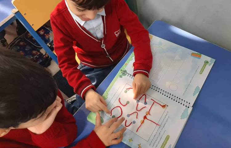 کشیدن انواع خطوط با چسباندن کاموا در جهت تقویت مهارت دست ورزی 3