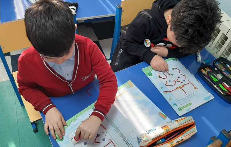 کشیدن انواع خطوط با چسباندن کاموا در جهت تقویت مهارت دست ورزی 4