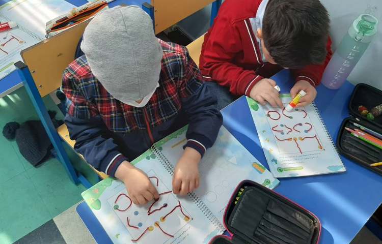 کشیدن انواع خطوط با چسباندن کاموا در جهت تقویت مهارت دست ورزی 5