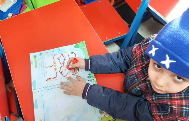 کشیدن انواع خطوط با چسباندن کاموا در جهت تقویت مهارت دست ورزی 6