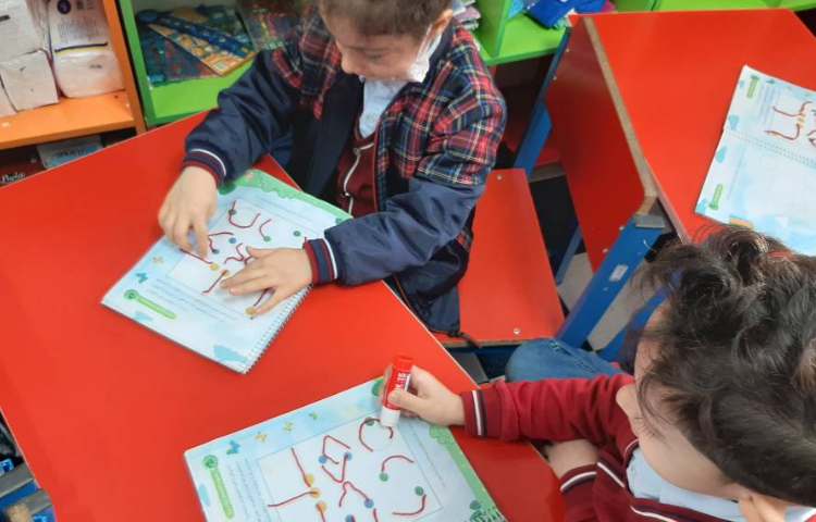 کشیدن انواع خطوط با چسباندن کاموا در جهت تقویت مهارت دست ورزی 7