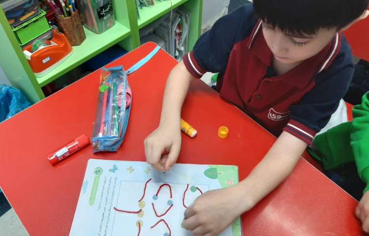 کشیدن انواع خطوط با چسباندن کاموا در جهت تقویت مهارت دست ورزی 8