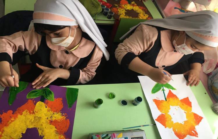 کشیدن برگ و شاخه برای نقاشی کلاژ گلهای آفتابگردان 2