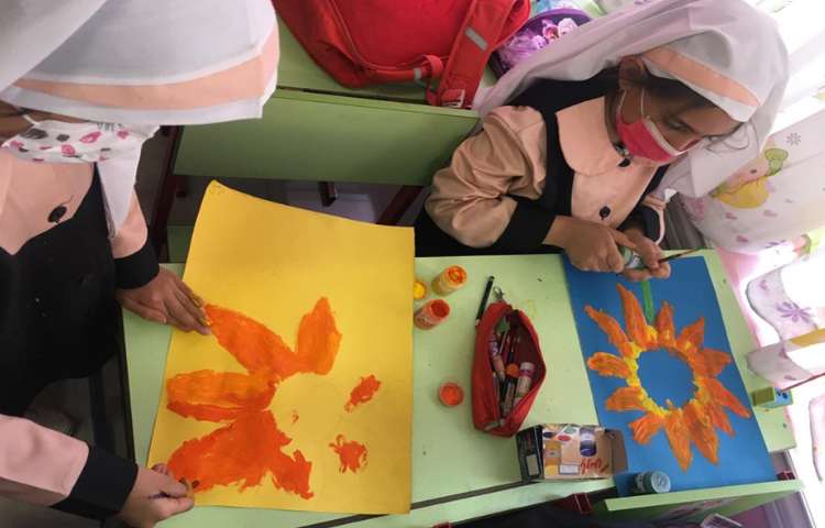 کشیدن برگ و شاخه برای نقاشی کلاژ گلهای آفتابگردان 3