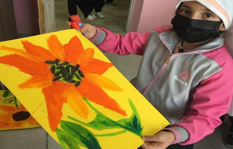 کشیدن برگ و شاخه برای نقاشی کلاژ گلهای آفتابگردان 4