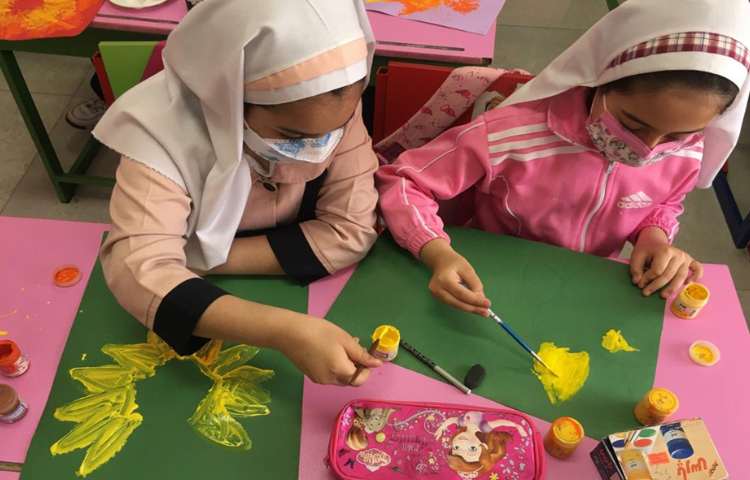 کشیدن برگ و شاخه برای نقاشی کلاژ گلهای آفتابگردان