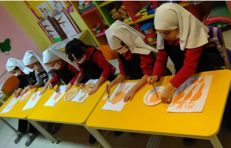 کشیدن برگ پاییزی روی برگه و رنگ آمیزی با رنگ انگشتی به مناسبت فصل پاییز 1