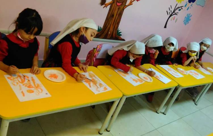 کشیدن برگ پاییزی روی برگه و رنگ آمیزی با رنگ انگشتی به مناسبت فصل پاییز