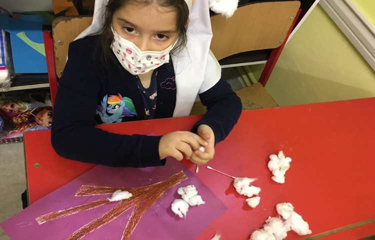 کشیدن جزییات نقاشی درخت پاییزی ، با تکنیک نقاشی با گوش پاک کن 2