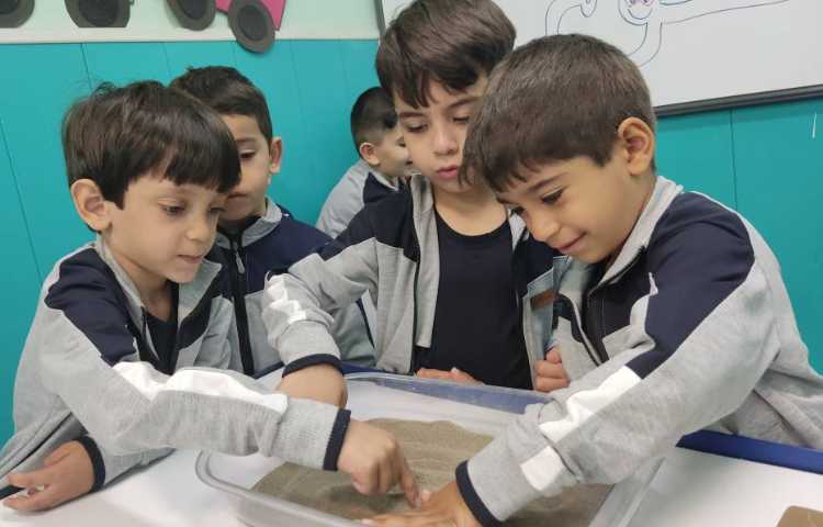 کشیدن دست روی ماسه جهت دست ورزی 2