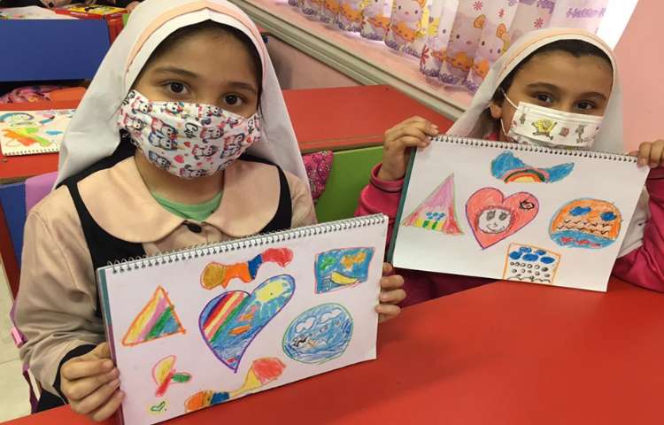 کشیدن شکلهای بسته و نقاشی داخل آنها با خلاقیت دانش آموزان ( تمرکز روی کادر بندی و ترکیب شکلها )