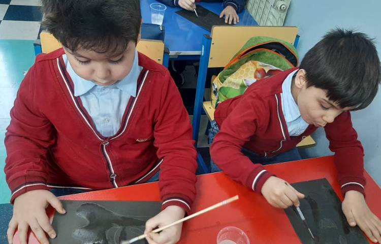 کشیدن نقاشی نمکی با آب نمک به مناسبت هفته پژوهش 1