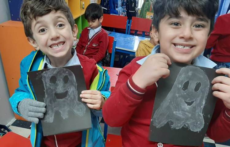 کشیدن نقاشی نمکی با آب نمک به مناسبت هفته پژوهش 3