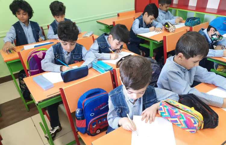 کشیدن نقاشی و خمیر بازی 2