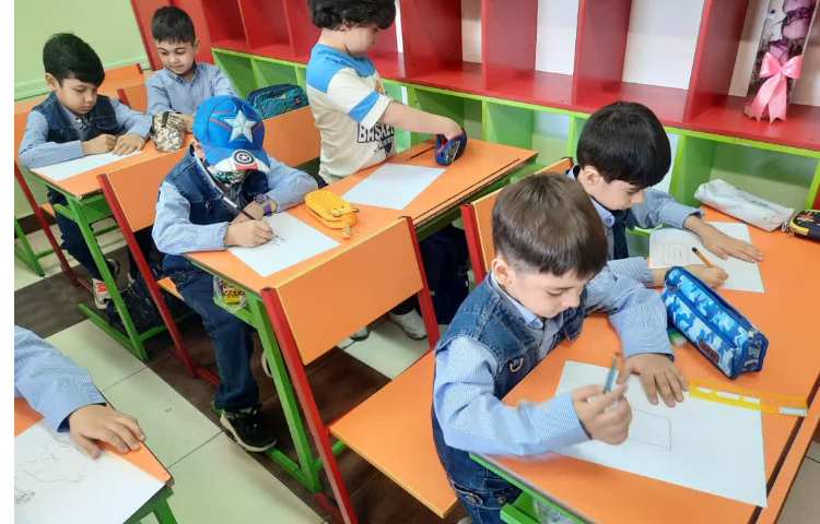 کشیدن نقاشی و خمیر بازی 3