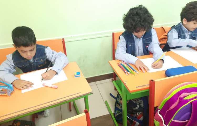 کشیدن نقاشی و خمیر بازی 5