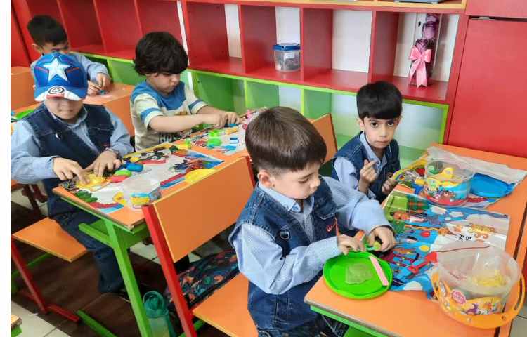 کشیدن نقاشی و خمیر بازی 6