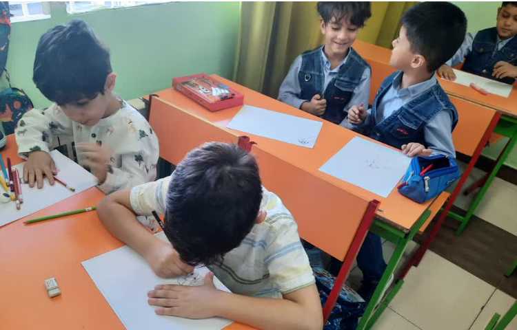 کشیدن نقاشی و خمیر بازی 7