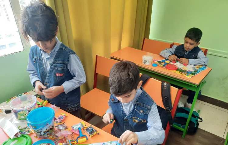 کشیدن نقاشی و خمیر بازی 8