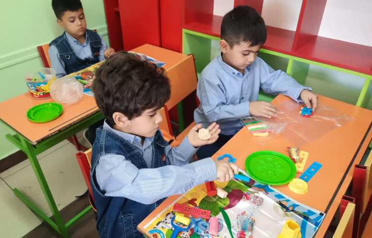 کشیدن نقاشی و خمیر بازی 9