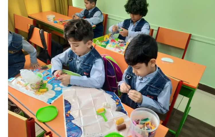 کشیدن نقاشی و خمیر بازی