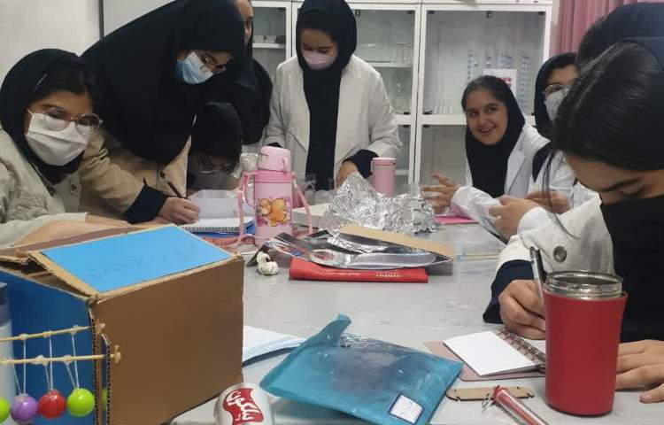 کلاس آزمایشگاه درس فیزیک 2