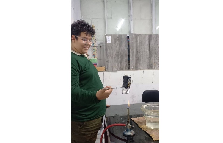 کلاس آزمایشگاه پایه نهم 8