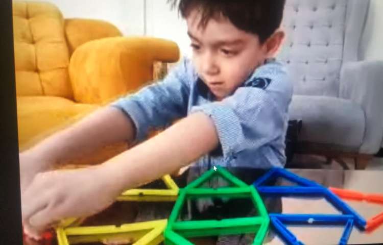 کلاس آنلاین- دانش اموزان با توجه به تصویر، الگوها را درست کردند 2