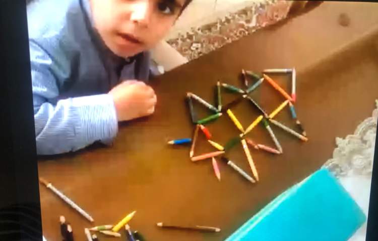 کلاس آنلاین- دانش اموزان با توجه به تصویر، الگوها را درست کردند 3