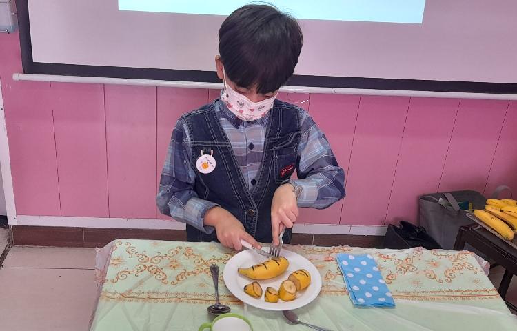 :کلاس اتیکت،میزغذا خوری،آموزش کار با قاشق،کارد و چنگال، کلاس سیب