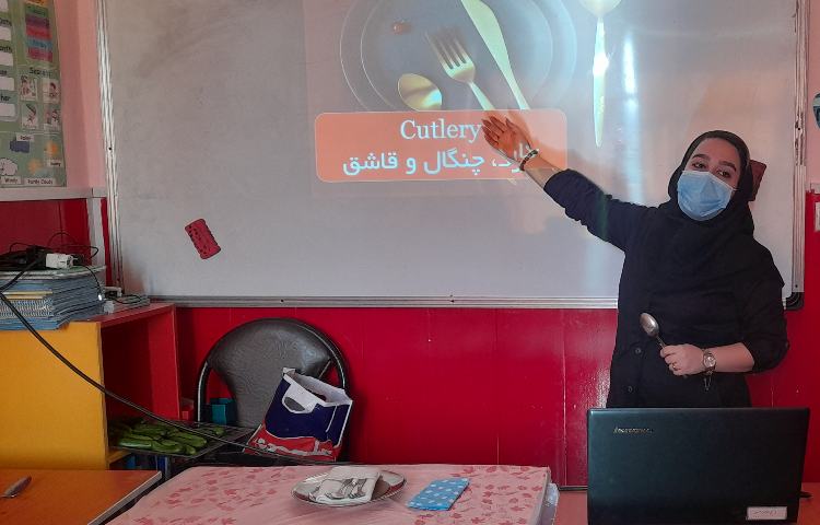 :کلاس اتیکت،میزغذا خوری،آموزش کار با قاشق،کارد و چنگال، کلاس فضانوردان