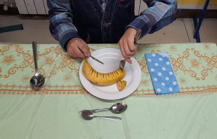 :کلاس اتیکت،میزغذا خوری،آموزش کار با قاشق،کارد و چنگال 1